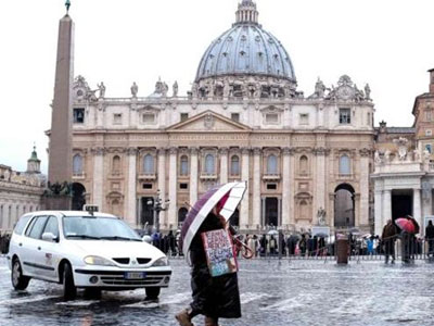 Ο Πάπας Φραγκίσκος μοίρασε ομπρέλες στους άστεγους της Ρώμης