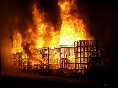 Καταστράφηκε ολοσχερώς οικοδομικό τετράγωνο στο Λος Άντζελες