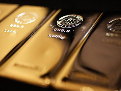 Μίνι «ράλι» για χρυσό και πετρέλαιο λόγω Ουκρανίας