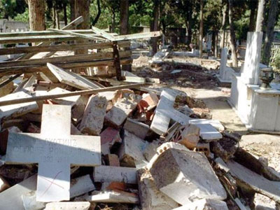 Σε μίνι χωματερή έχει μετατραπεί το νεκροταφείο Σχιστού