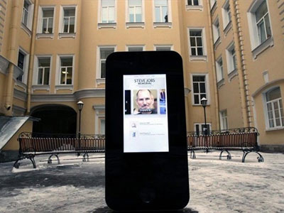 Ρωσικό ομοφοβικό παραλήρημα: Γκρέμισαν μνημείο για την Apple λόγω της ομοφυλοφιλίας του Τιμ Κουκ