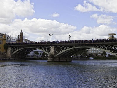 Σε κρίσιμη κατάσταση τουρίστρια που έβγαζε selfie και έπεσε από γέφυρα
