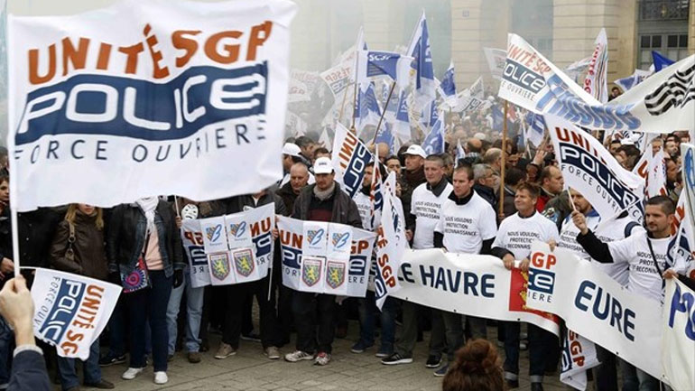 Αστυνομικοί διαδήλωσαν έξω από το υπουργείο Δικαιοσύνης στη Γαλλία