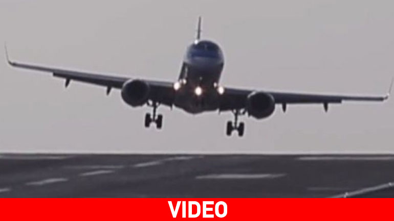 Αεροπλάνο στο έλεος ισχυρών ανέμων