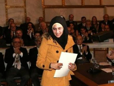 Βραβείο στην 19χρονη που έσωσε βρέφος από τα κύματα