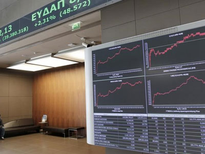 Σε ιστορικά χαμηλά η απόδοση του δεκαετούς ελληνικού ομολόγου