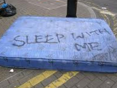 Συνελήφθη γιατί ερωτοτροπούσε με ένα… στρώμα!