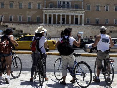 Guardian: Η Ελλάδα ανακάμπτει χάρη στον τουρισμό