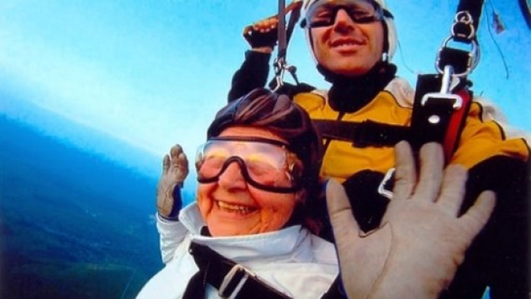 Σούπερ γιαγιά 80 χρονών κάνει μπάντζι-τζάμπινγκ από τα 190 μέτρα