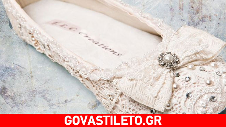 Ανεβείτε τα σκαλιά της εκκλησίας με flat νυφικά παπούτσια