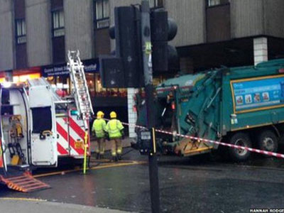 Γλασκώβη: Απορριματοφόρο παρέσυρε πεζούς – Φόβοι για έξι νεκρούς