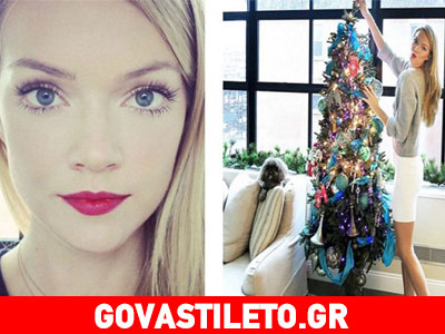 Μια όμορφη Ρωσίδα καλλονή ποζάρει μπροστά στο χριστουγεννιάτικο δέντρο της…