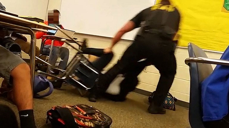 ΗΠΑ: Απολύθηκε ο αστυνομικός που ξυλοκόπησε μαύρη μαθήτρια μέσα στην τάξη της