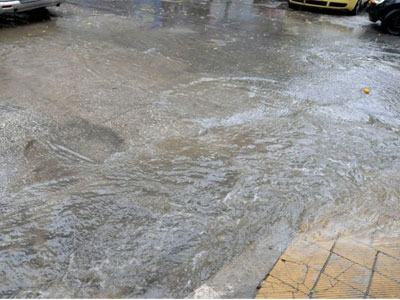 Πλημμύρες στην Αμαλιάδα λόγω σπασμένου αγωγού