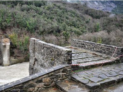 Άμεσα θα ξεκινήσει η αναστήλωση του γεφυριού της Πλάκας