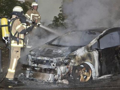 Ανάληψη ευθύνης για μπαράζ εμπρησμών οχημάτων και γραφείων στην Αττική