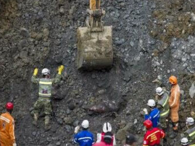 Παραμένουν παγιδευμένοι τρεις εργάτες σε χρυσωρυχείο