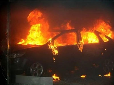 Στις φλόγες τυλίχθηκε αυτοκίνητο στην Πατησίων