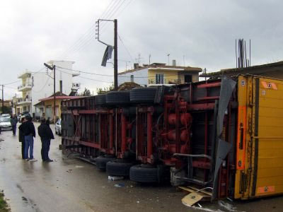 Καθυστερήσεις στην Εθνική προς Πειραιά -«δίπλωσε» νταλίκα