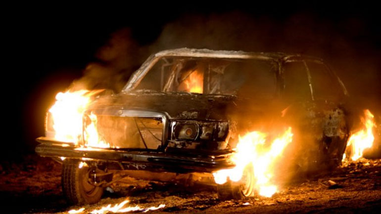 Φωτιά σε σταθμευμένα οχήματα στο Περιστέρι