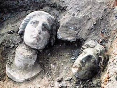 Κεφάλια θεών αποκάλυψε η ανασκαφή