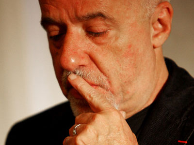 Ο Κοέλο απαντά για την απαγόρευση των βιβλίων του στο Ιράν