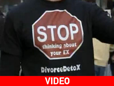 «Πουλάει» το… μπλουζάκι του