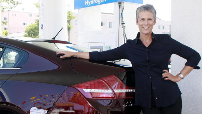 H 54χρονη σταρ, μπροστά σε ένα από τα υπερπολυτελή της αυτοκίνητα