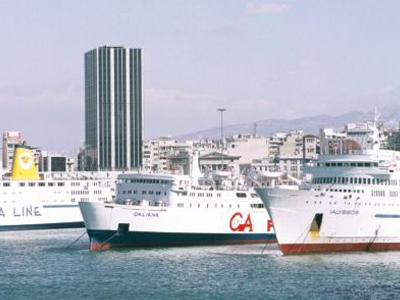 Αναβλήθηκε ο απόπλους από τον Πειραιά