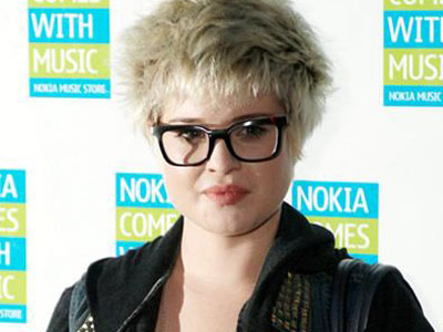 Η Kelly Brook και η sexy… φιλανθρωπία της