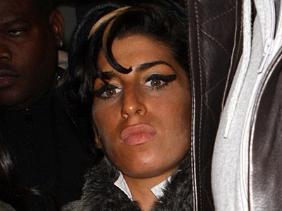 Πάλι έγινε θέαμα η Amy Winehouse