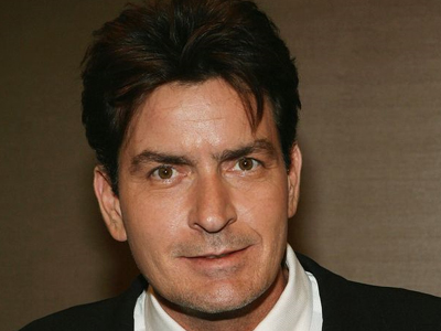 Αναβλήθηκε η δίκη του Charlie Sheen