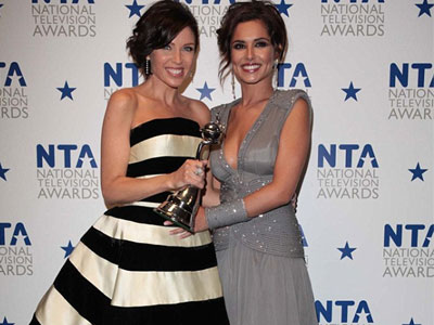 Η Cheryl Cole χαϊδεύει την κοιλίτσα της Dannii Minogue