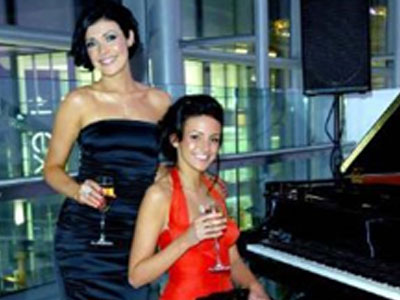 Πέταξαν τα τζιν και φόρεσαν εντυπωσιακές τουαλέτες