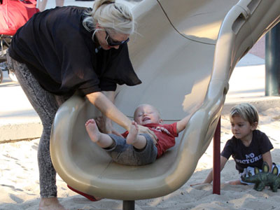 Οικογενειακή βόλτα στην παιδική χαρά