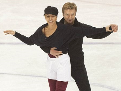 Κρύβει τον εκνευρισμό της με ένα χαμόγελο