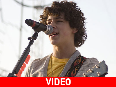 Ο Nick Jonas ψυχαγωγεί τους θαυμαστές του
