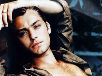 Δεν ξέρει ποια να κοιτάξει