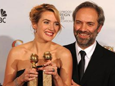 Γλυκοκοιτάζει τον Bond