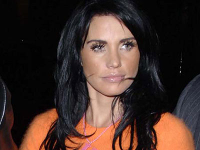 «Ξεροσταλιάζει» στο ακουστικό η Katie