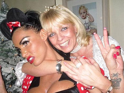 «Καίει» την Katie Price το Facebook