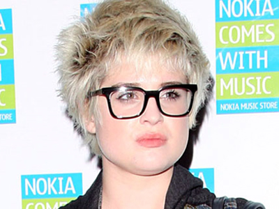 Όχι στο μπικίνι λέει η Kelly