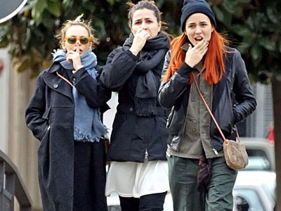 Η Kylie Minogue κάνει βόλτες με τις «αδελφές» της