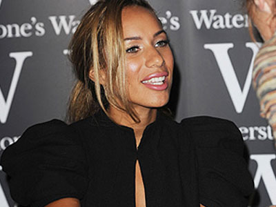 Αποκαλύφθηκε ποιος έριξε την μπουνιά!