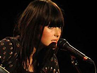 Της πετούσαν κέρματα