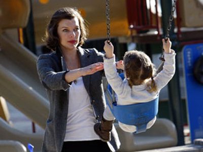 Γλυκιά μανούλα η Milla Jovovich