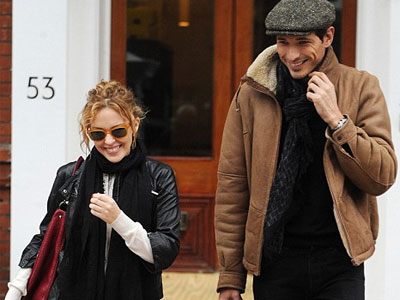 Η χαμογελαστή Kylie πάει βόλτα με τον Andres