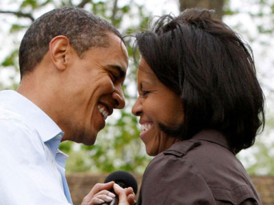 Δεν μπορεί να πάρει τα μάτια του από πάνω της