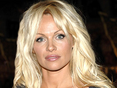 Παρακολουθεί τους γιους της