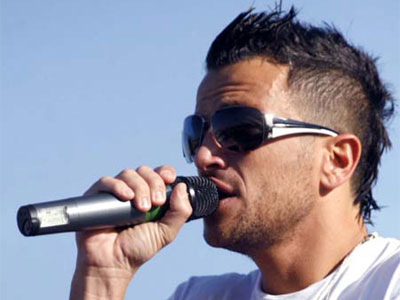 Απαγορεύεται να μιλήσει στα παιδιά του